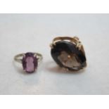 A smoky quartz ring together with an amethyst ring (2)