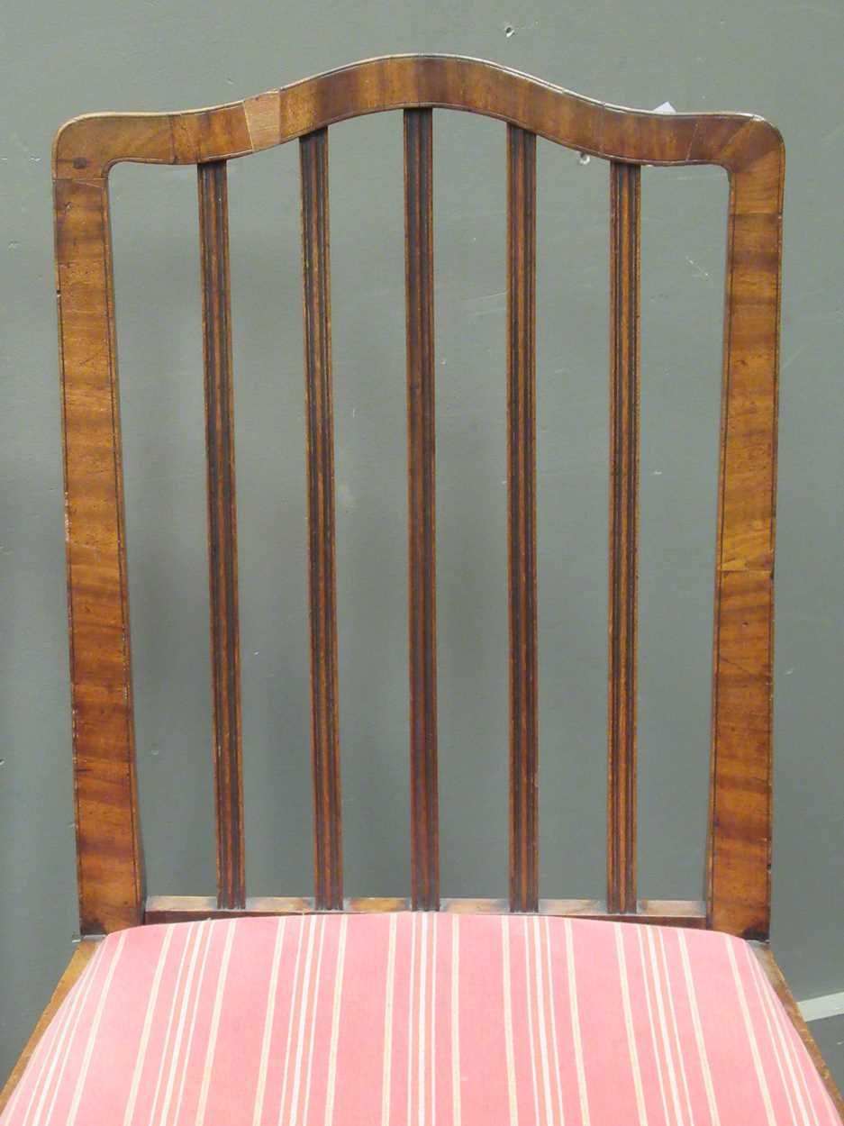 A near pair of chairs with wavy top rail; together with another one of similar style (3) - Image 5 of 7