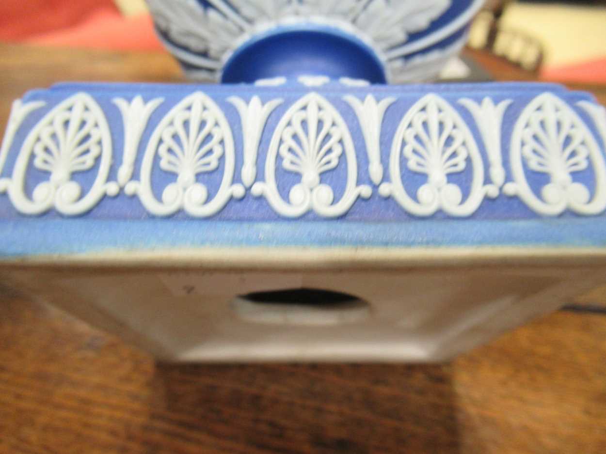 A collection of ceramics to include an 18th/early 19th Wedgwood scent bottle, a Wedgewood blue - Image 22 of 29