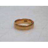 A hallmarked 22ct gold wedding band, weight 6.5g