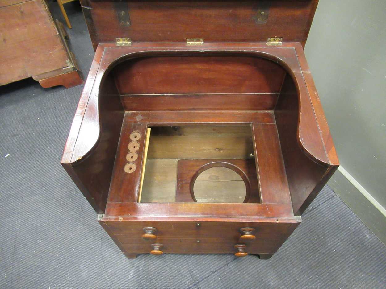 A 19th century mahogany commode with a faux drawer front, 78 x 66 x 51cm - Bild 5 aus 6