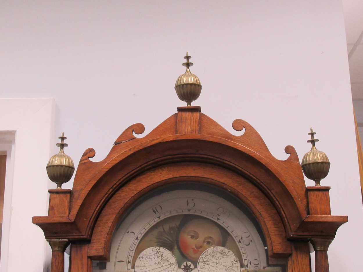 A mahogany longcase clock, with Roman chapter ring, the moon dial decorated with a lake scene and - Bild 7 aus 9