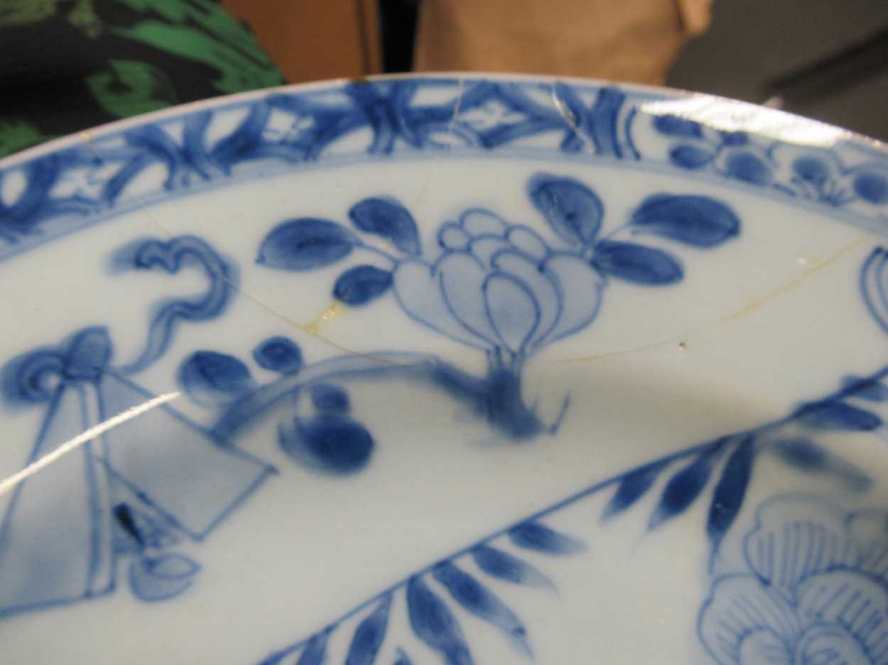 Two Chinese Export blue and white plates, together with an Export salt, a coffee can, a small - Bild 27 aus 27