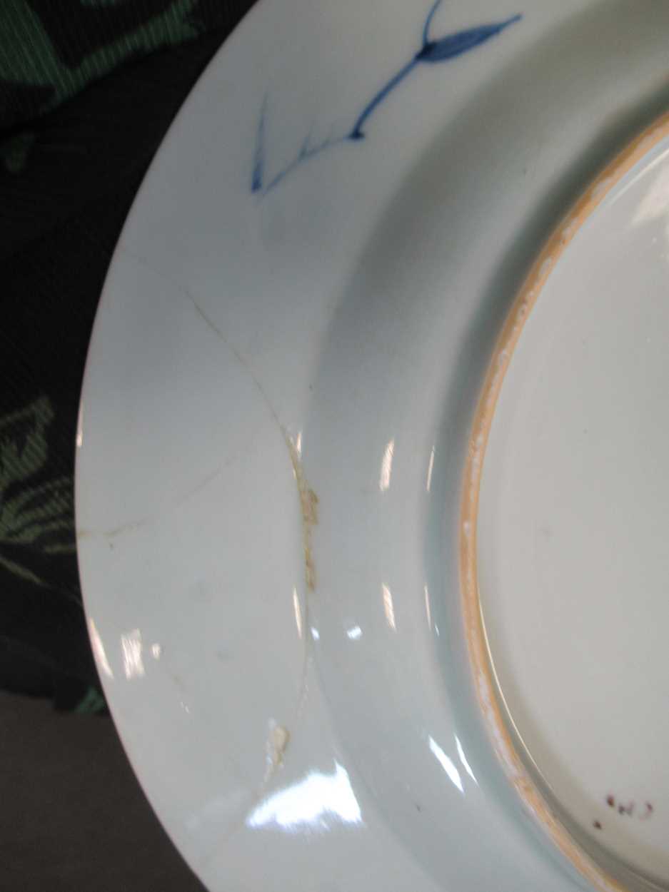 Two Chinese Export blue and white plates, together with an Export salt, a coffee can, a small - Bild 26 aus 27