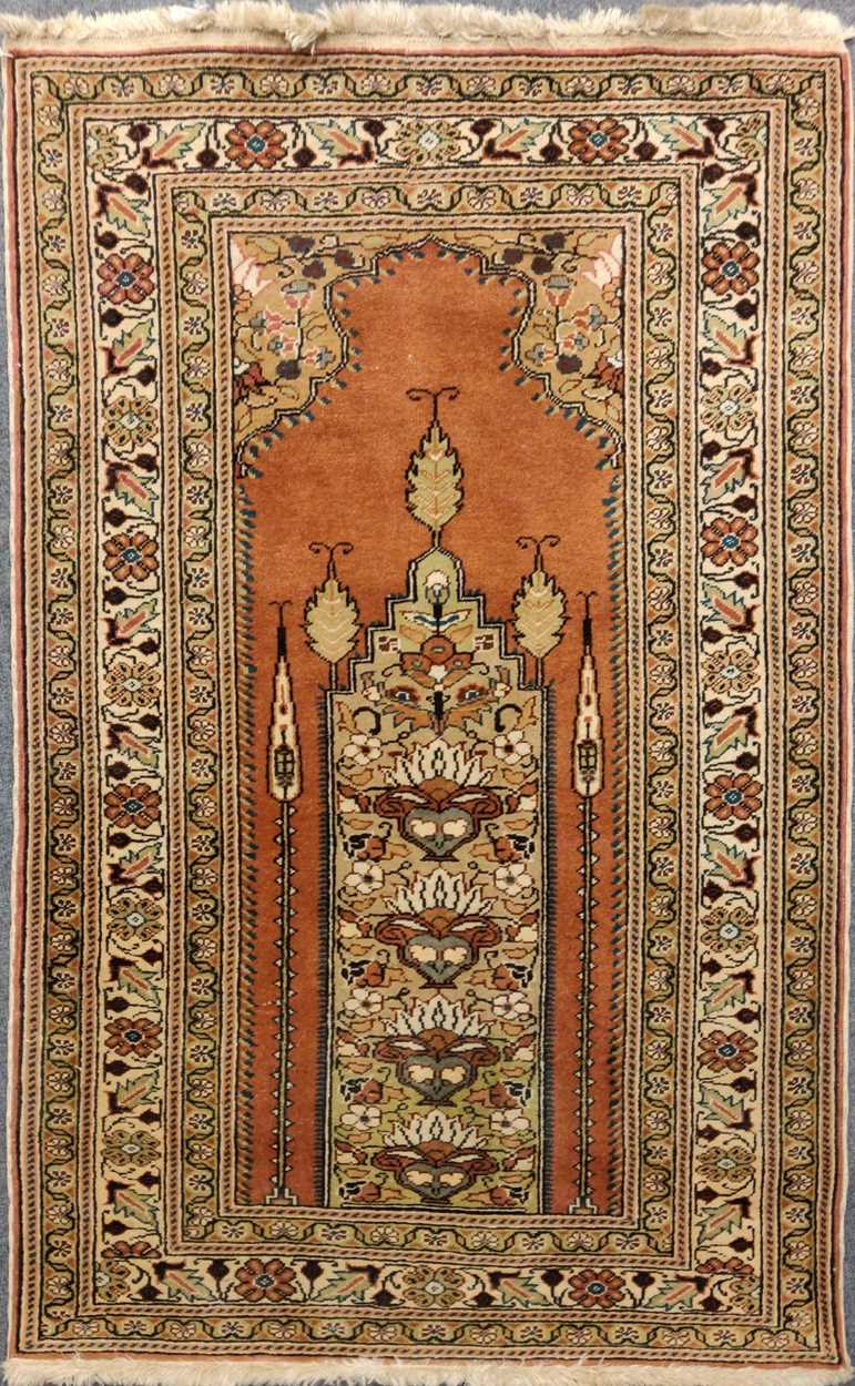 Two 20th century prayer rugs, with a Belouchi mat, largest measuring 135 x 93cm - Bild 3 aus 3