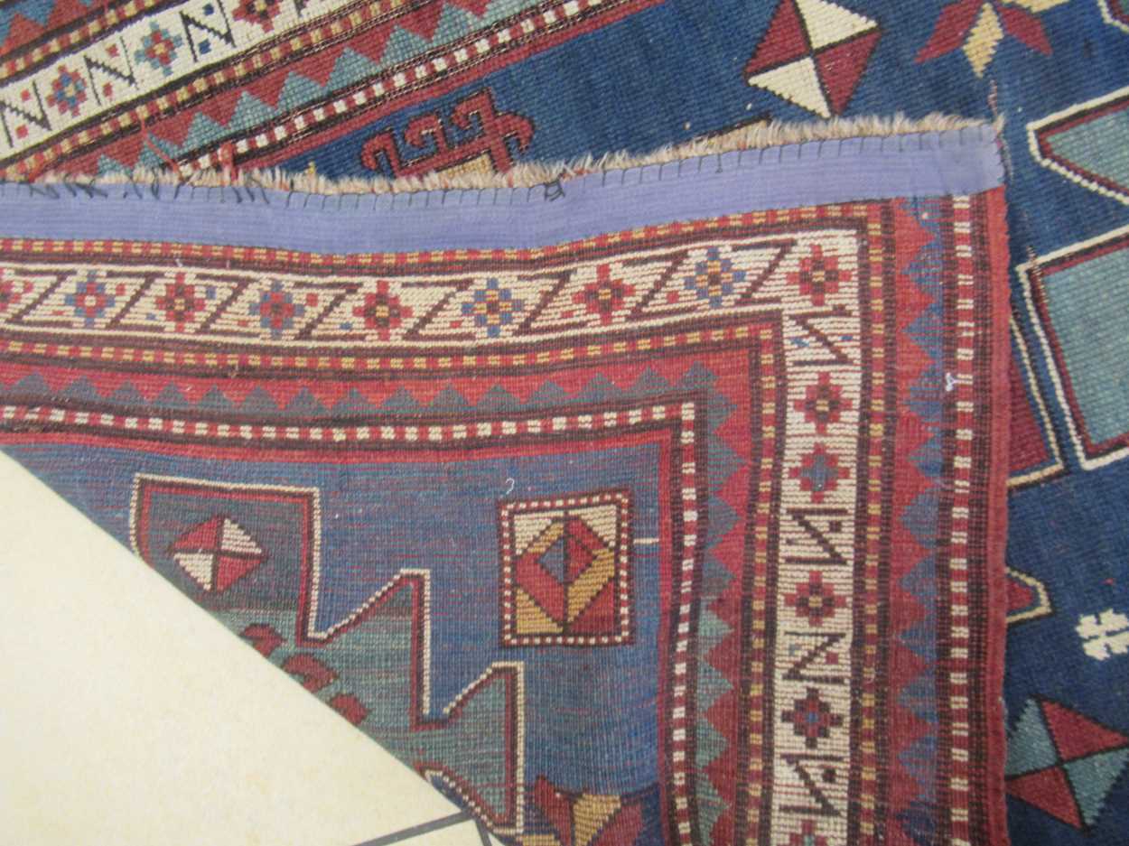 A late 19th century Kazakh rug, 172 x 104cm Fraying to the edges, signs of repair,, noticably the - Bild 5 aus 9