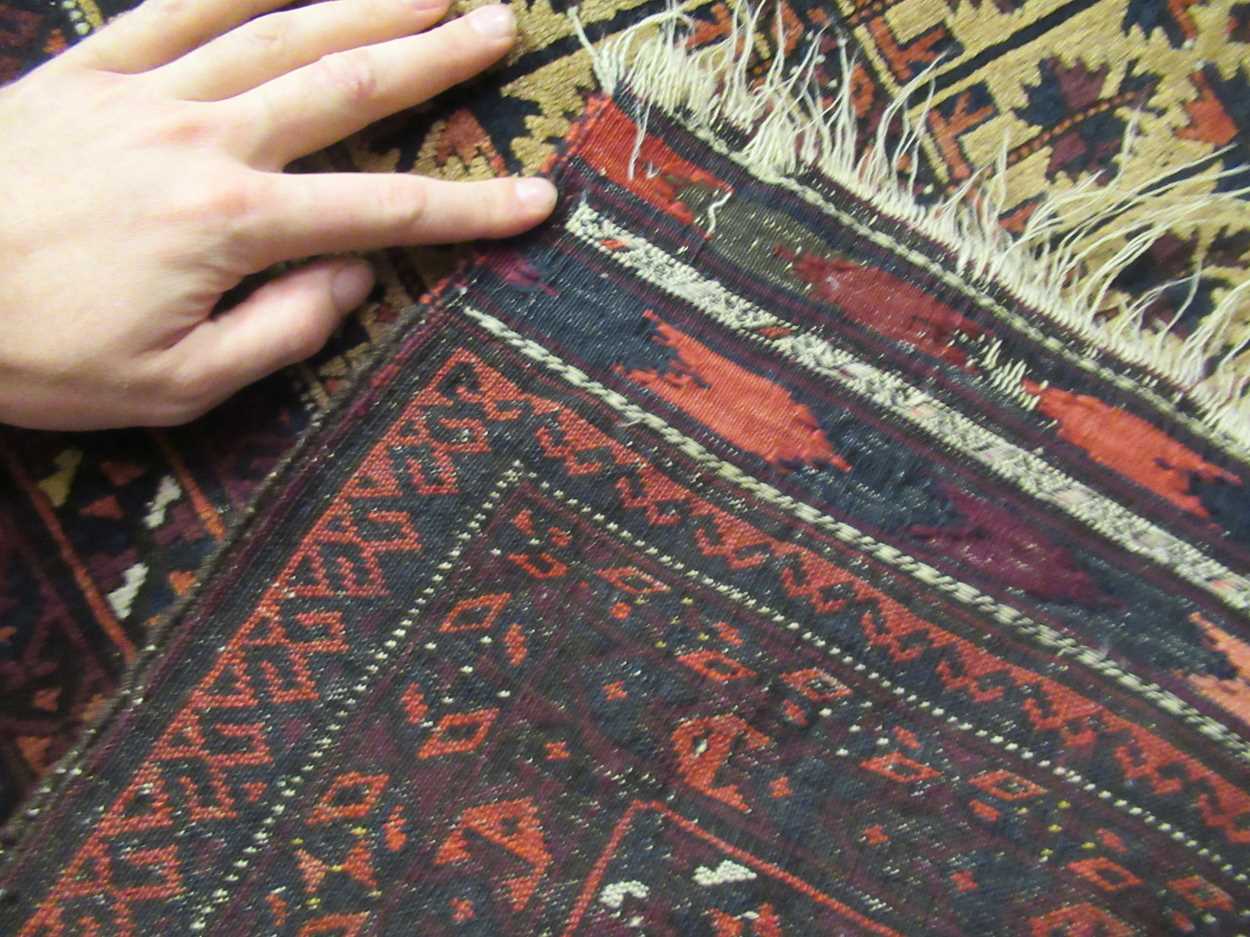 A late 19th century Beluchi prayer rug with sand coloured field148 x 86cmFringes and pile very - Bild 9 aus 12