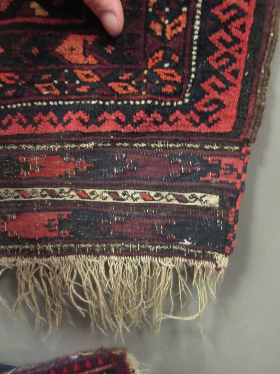 A late 19th century Beluchi prayer rug with sand coloured field148 x 86cmFringes and pile very - Bild 3 aus 12