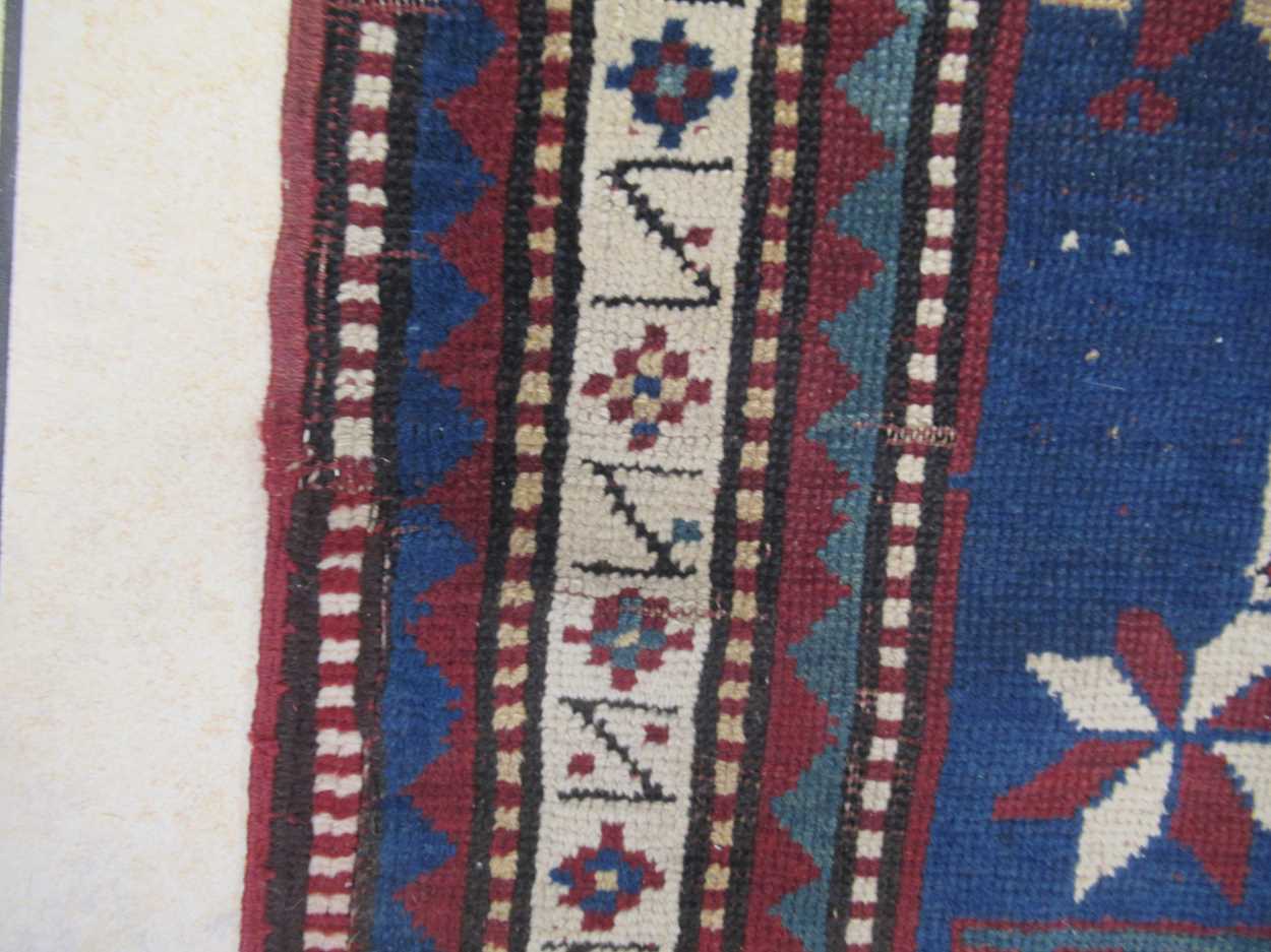 A late 19th century Kazakh rug, 172 x 104cm Fraying to the edges, signs of repair,, noticably the - Bild 3 aus 9