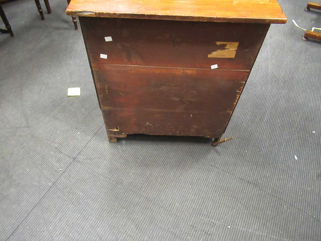 A 19th century mahogany commode with a faux drawer front, 78 x 66 x 51cm - Bild 3 aus 6