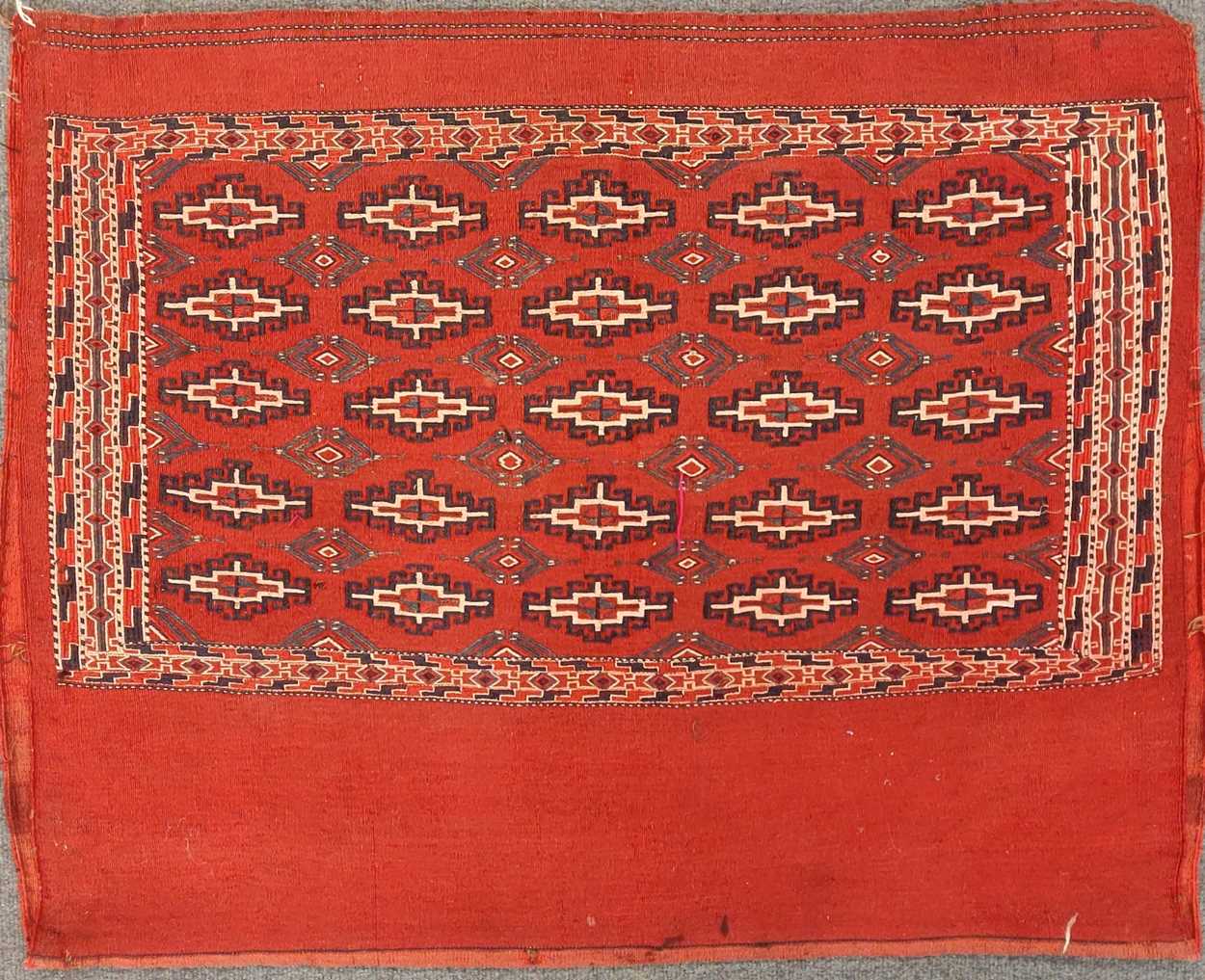 Two early 20th century Turkmen flat weave bagfaces, 101 x 76cm (largest) - Bild 2 aus 3