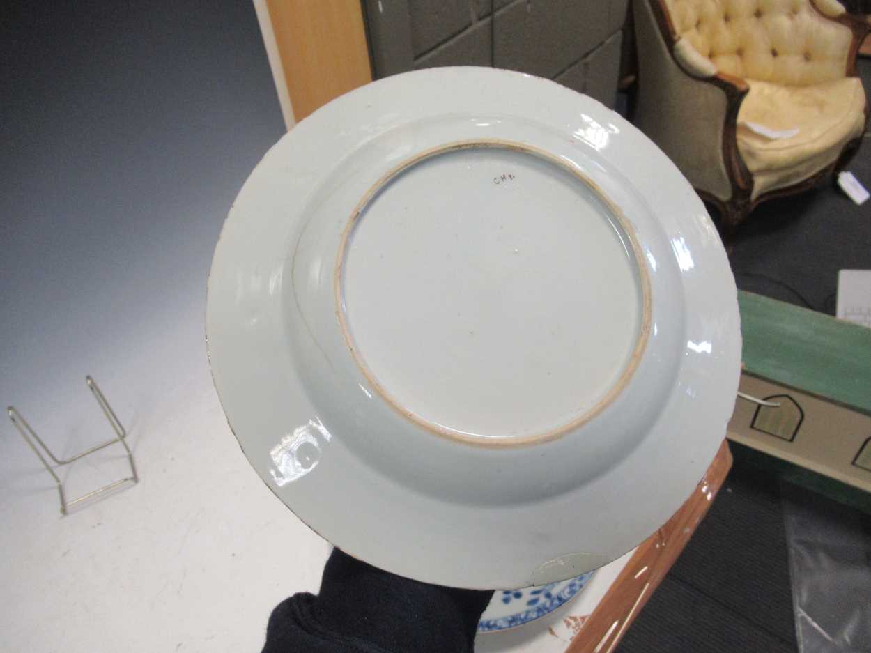 Two Chinese Export blue and white plates, together with an Export salt, a coffee can, a small - Bild 4 aus 27