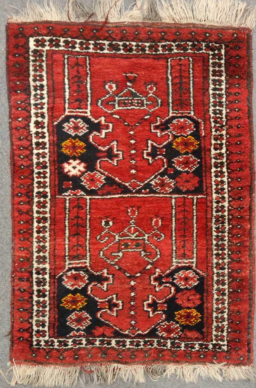 Two 20th century prayer rugs, with a Belouchi mat, largest measuring 135 x 93cm - Bild 2 aus 3
