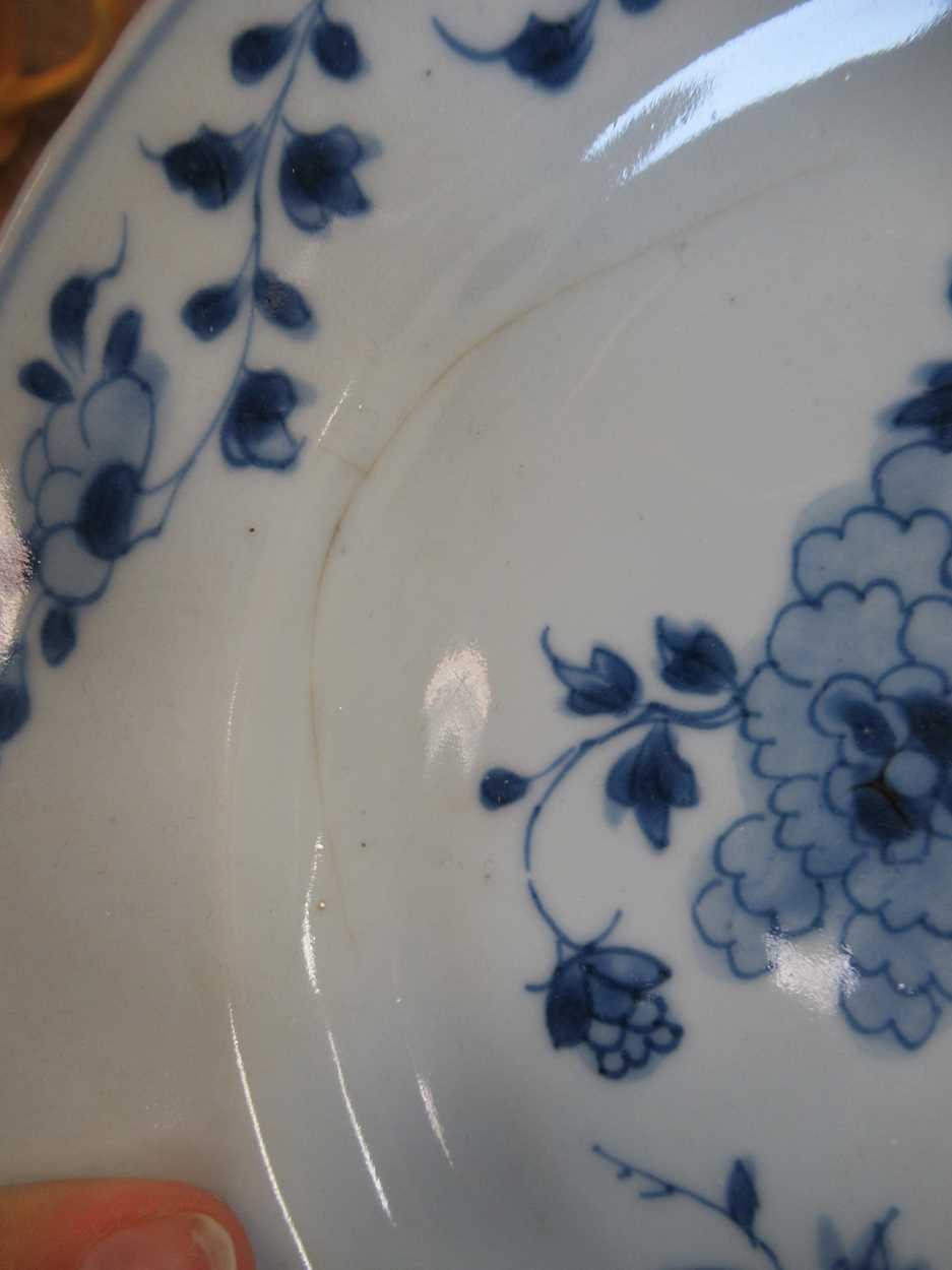 Two Chinese Export blue and white plates, together with an Export salt, a coffee can, a small - Bild 22 aus 27