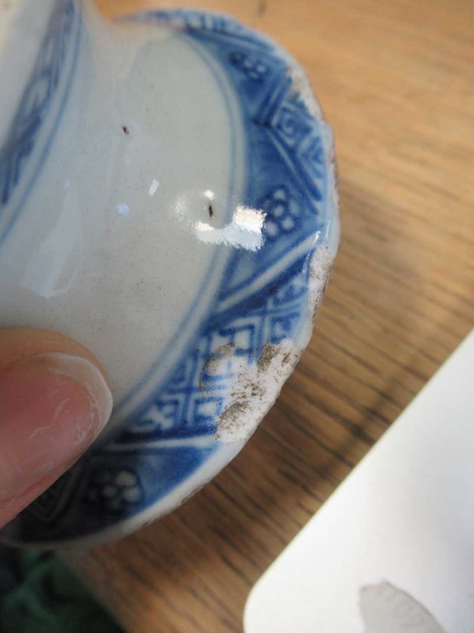 Two Chinese Export blue and white plates, together with an Export salt, a coffee can, a small - Bild 9 aus 27