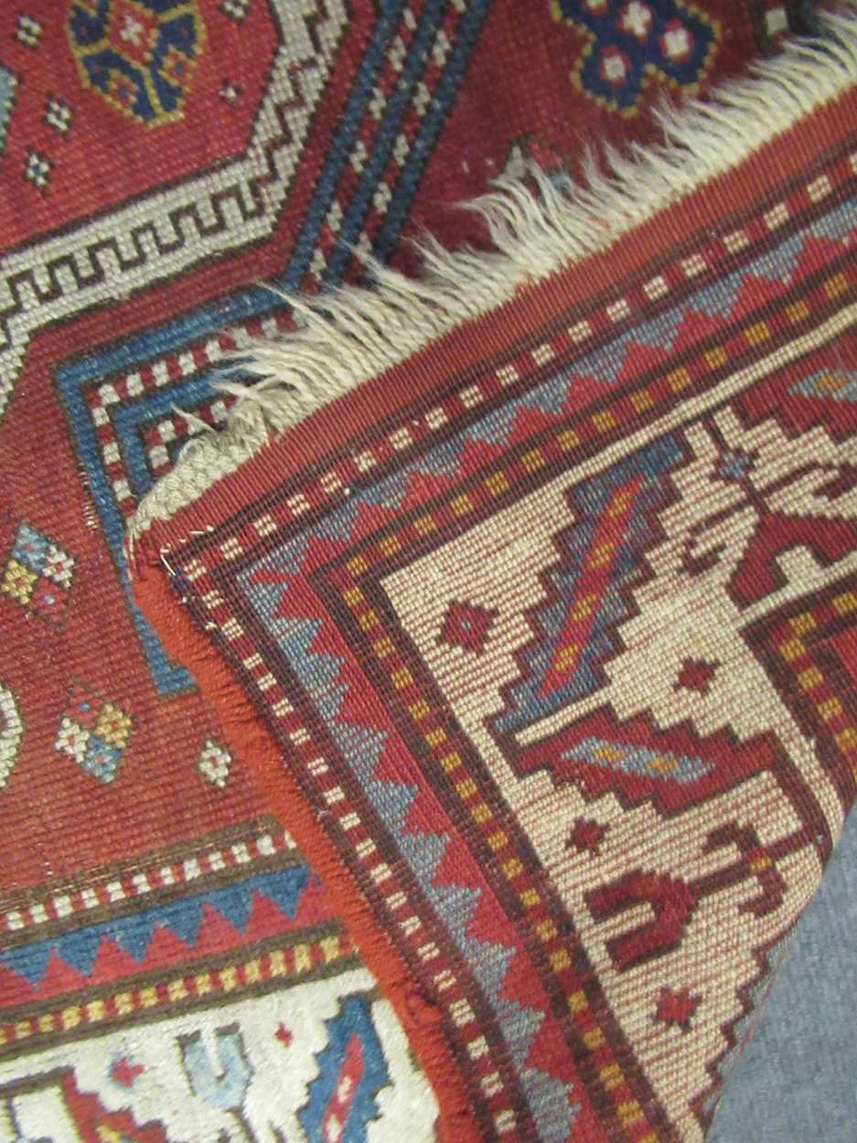 A late 19th century Kazak prayer rug 173 x 115cmVery worn especially the middle sectionPile is quite - Bild 4 aus 17