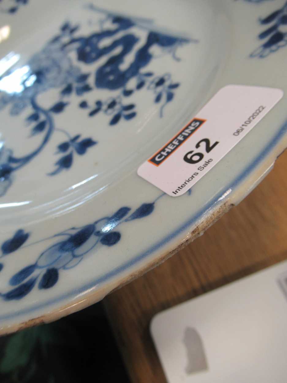 Two Chinese Export blue and white plates, together with an Export salt, a coffee can, a small - Bild 21 aus 27