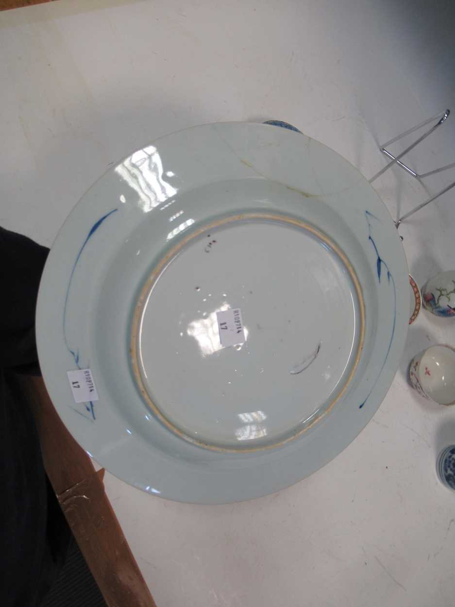 Two Chinese Export blue and white plates, together with an Export salt, a coffee can, a small - Bild 2 aus 27