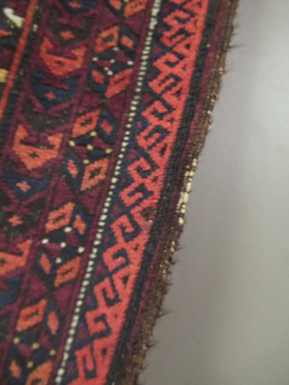 A late 19th century Beluchi prayer rug with sand coloured field148 x 86cmFringes and pile very - Bild 10 aus 12