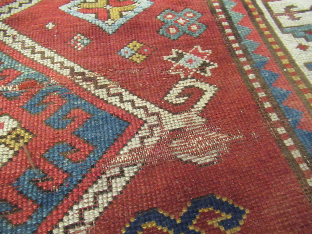 A late 19th century Kazak prayer rug 173 x 115cmVery worn especially the middle sectionPile is quite - Bild 8 aus 17