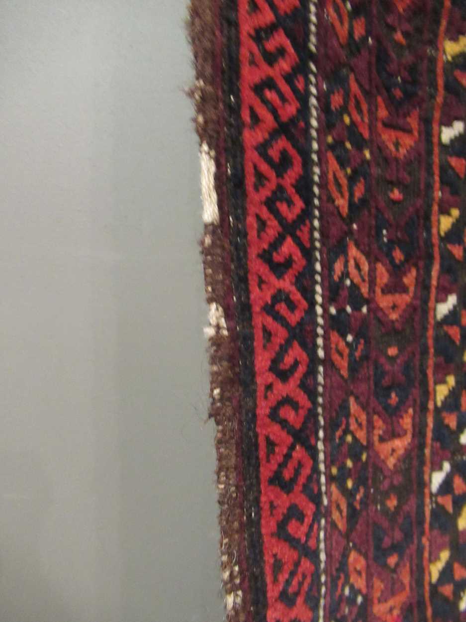 A late 19th century Beluchi prayer rug with sand coloured field148 x 86cmFringes and pile very - Bild 12 aus 12