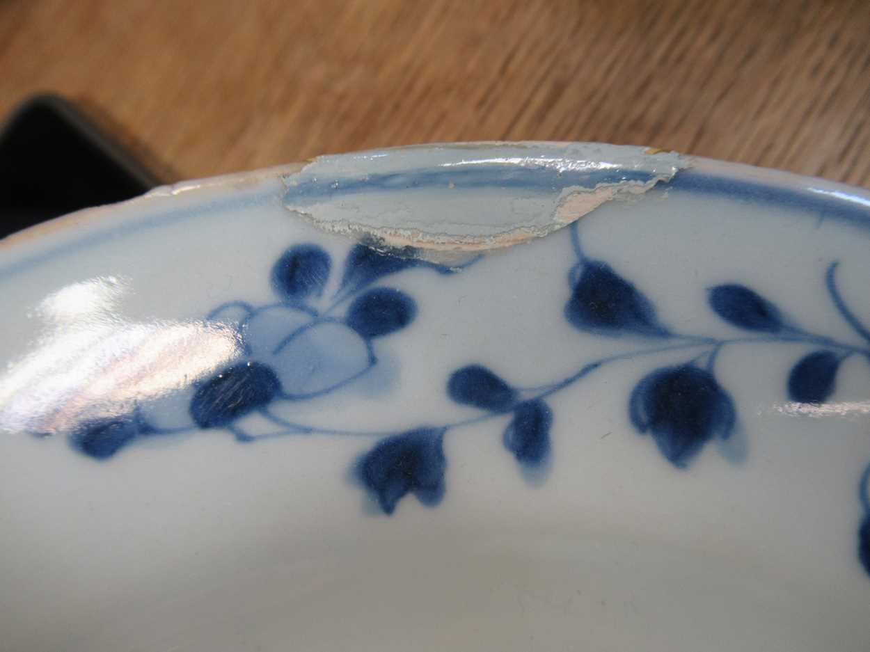 Two Chinese Export blue and white plates, together with an Export salt, a coffee can, a small - Bild 18 aus 27