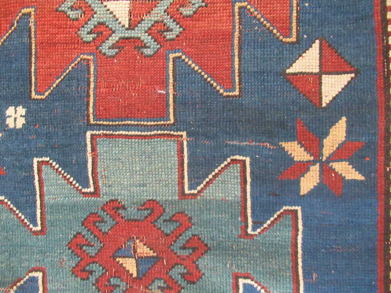 A late 19th century Kazakh rug, 172 x 104cm Fraying to the edges, signs of repair,, noticably the - Bild 7 aus 9