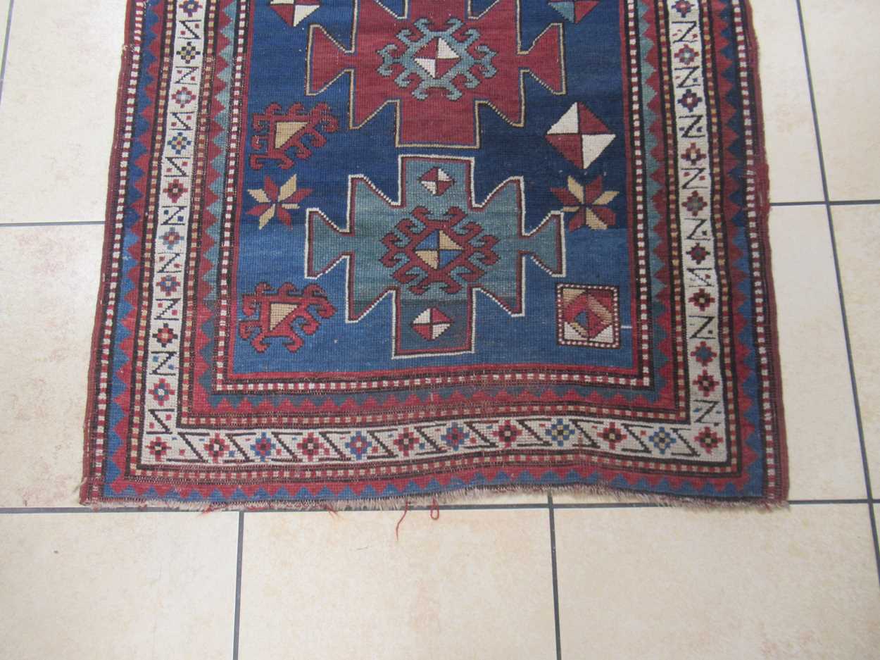 A late 19th century Kazakh rug, 172 x 104cm Fraying to the edges, signs of repair,, noticably the - Bild 2 aus 9