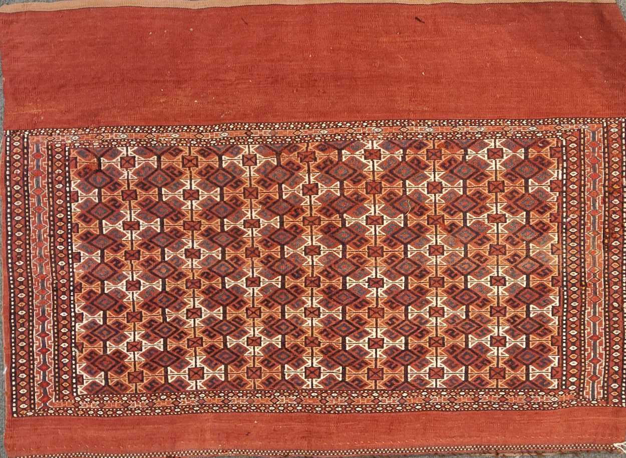 Two early 20th century Turkmen flat weave bagfaces, 101 x 76cm (largest) - Bild 3 aus 3