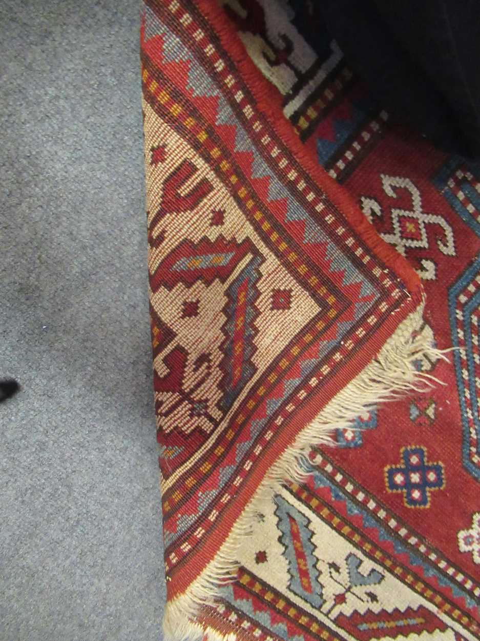 A late 19th century Kazak prayer rug 173 x 115cmVery worn especially the middle sectionPile is quite - Bild 15 aus 17