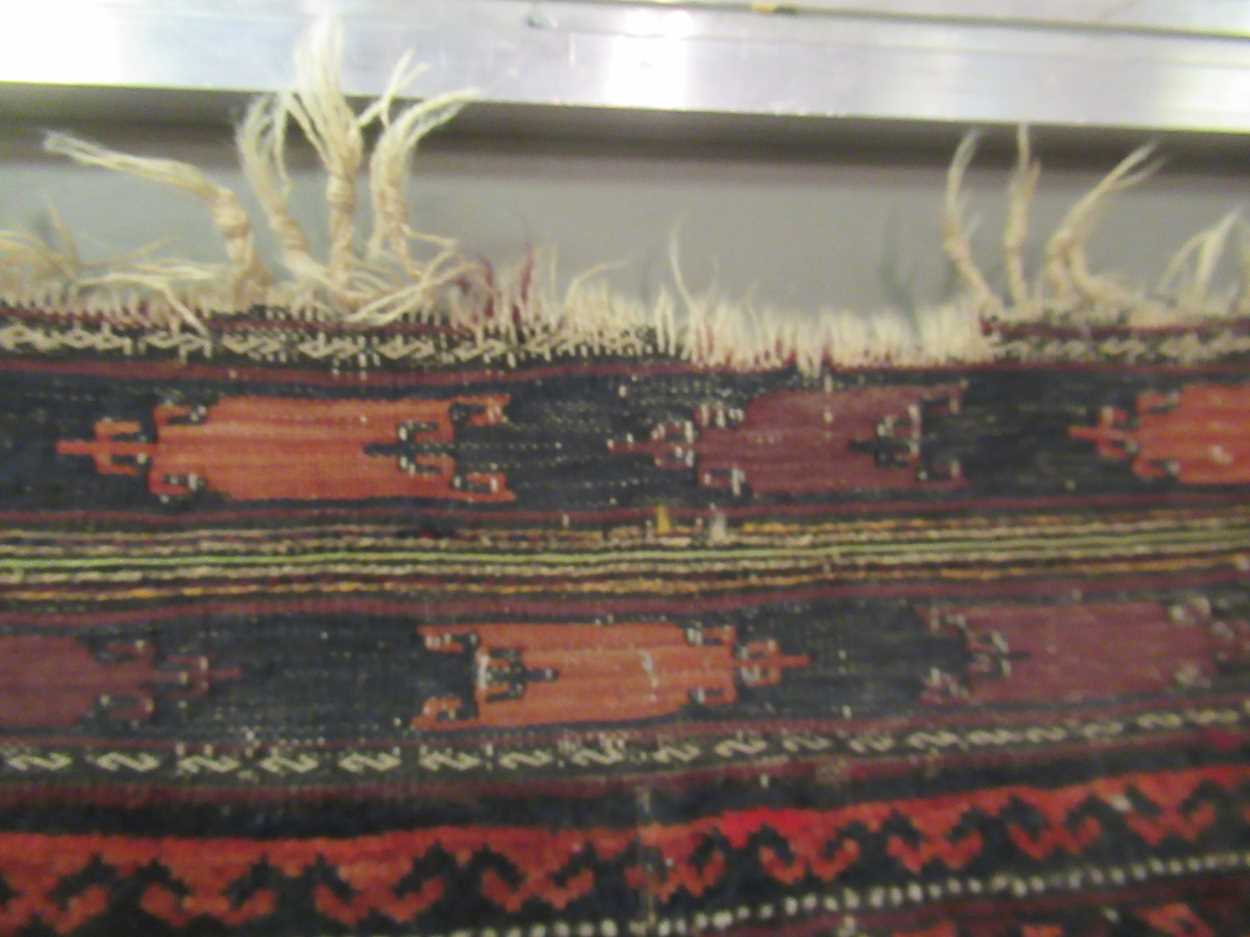 A late 19th century Beluchi prayer rug with sand coloured field148 x 86cmFringes and pile very - Bild 2 aus 12