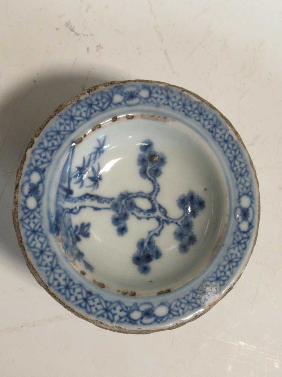 Two Chinese Export blue and white plates, together with an Export salt, a coffee can, a small - Bild 3 aus 27