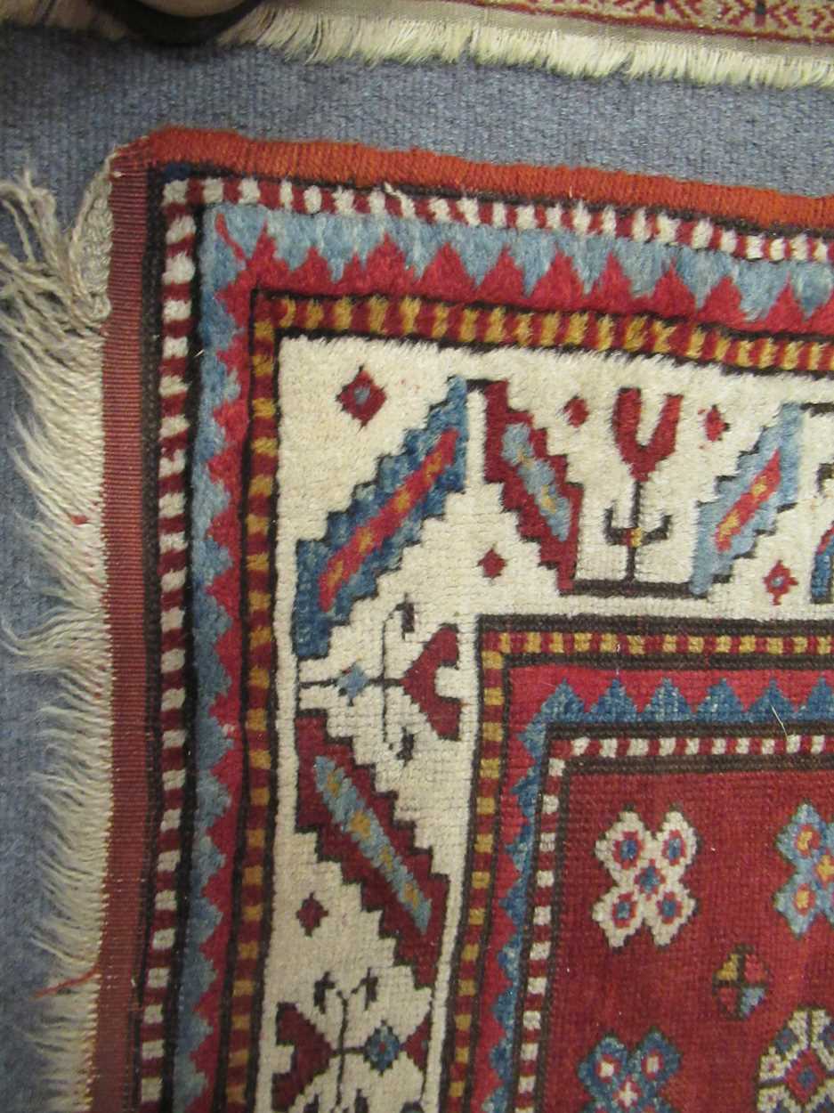 A late 19th century Kazak prayer rug 173 x 115cmVery worn especially the middle sectionPile is quite - Bild 2 aus 17