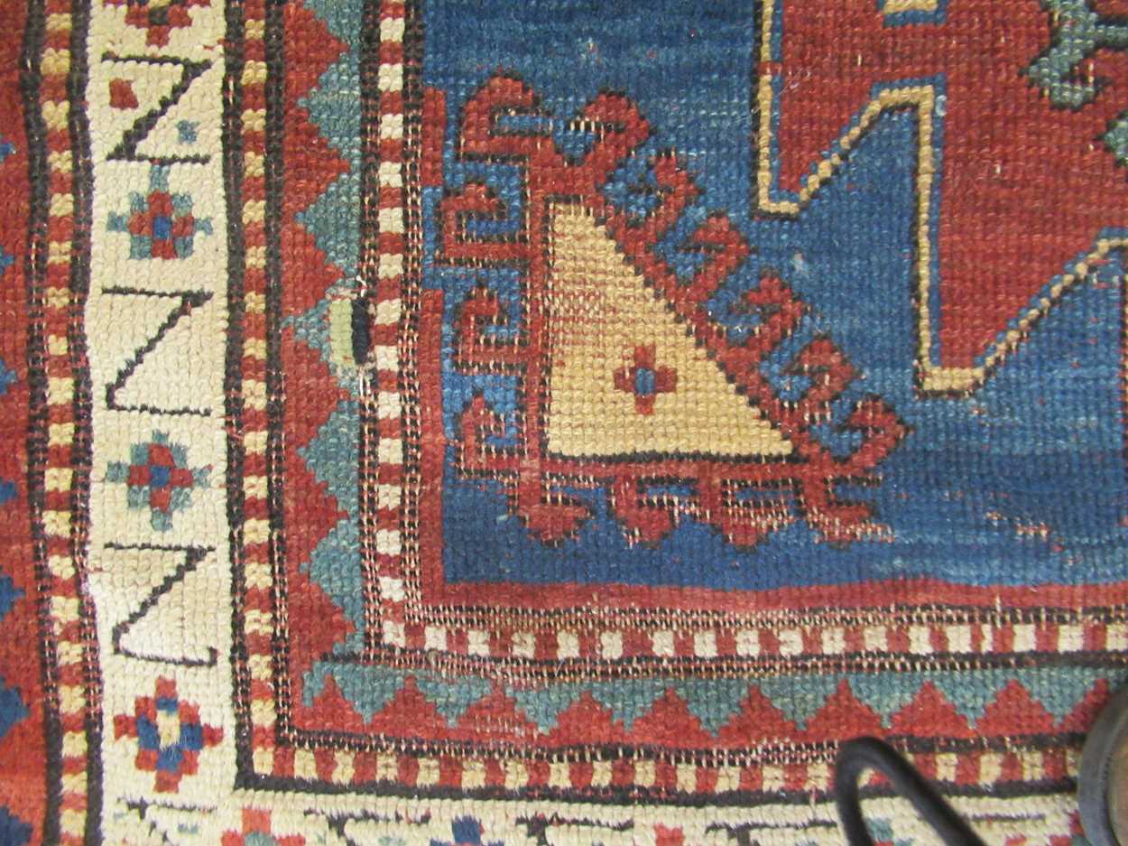 A late 19th century Kazakh rug, 172 x 104cm Fraying to the edges, signs of repair,, noticably the - Bild 4 aus 9