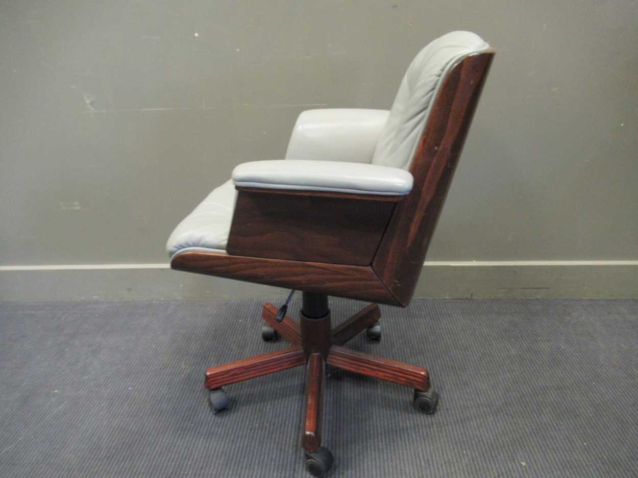 A 1980s executive swivel desk chair - Image 4 of 5