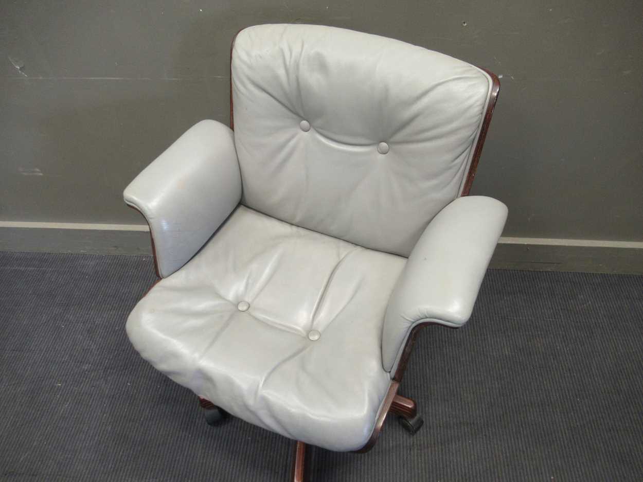 A 1980s executive swivel desk chair - Image 3 of 5