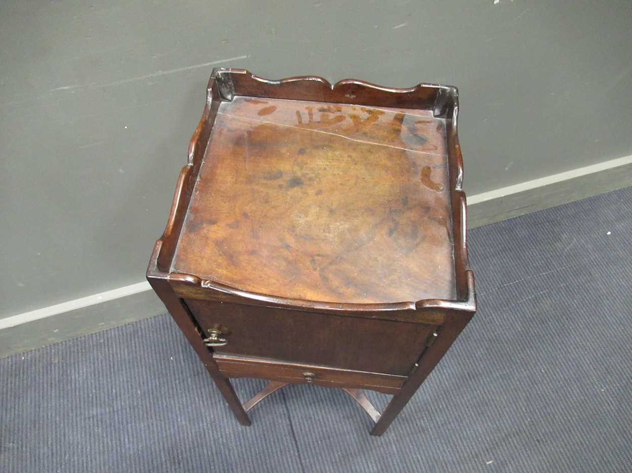 A 19th century mahogany tray topped bedside cabinet with single drawer, 75.5 x 34 x 33cm - Image 3 of 6