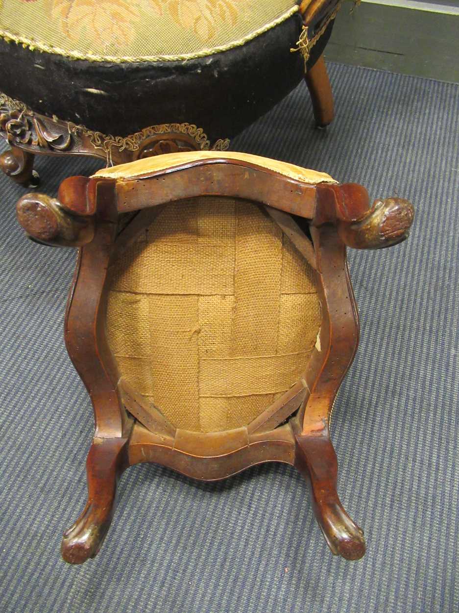 Two similar Victorian carved walnut spoon back chairs on cabriole front legs and ceramic castors and - Image 5 of 5