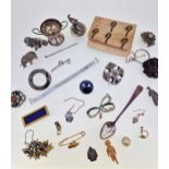 A collection of assorted costume jewellery and objets