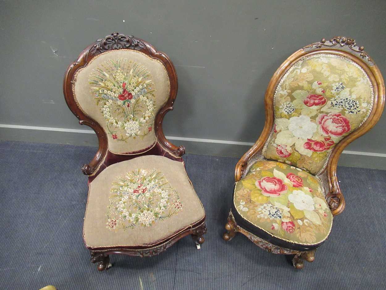 Two similar Victorian carved walnut spoon back chairs on cabriole front legs and ceramic castors and - Image 3 of 5