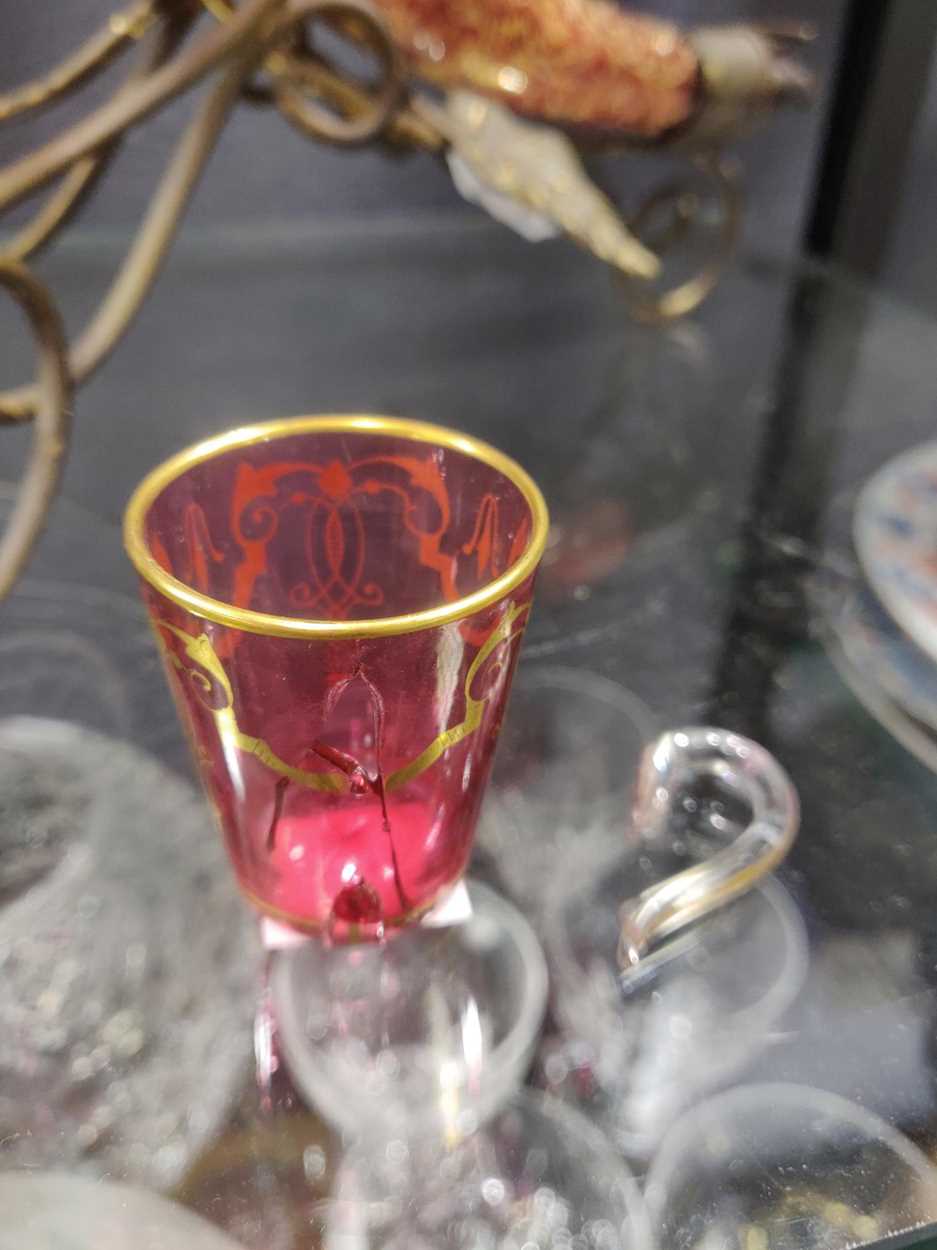 A cranberry glass and gilt cornucopia drinks dispenser with matched cranberry glass miniature - Image 7 of 21