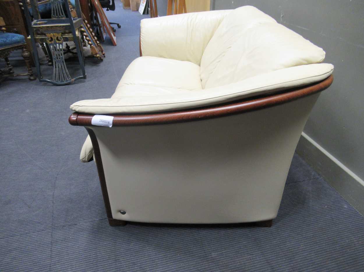 An Ekornes collection modern leather two seat sofa, 78 x 163 x 73cm - Image 5 of 7