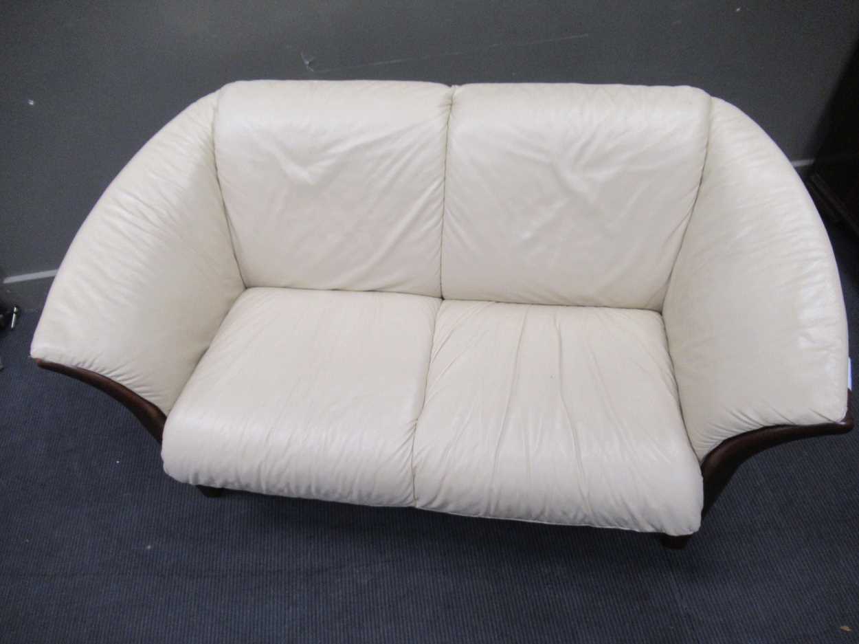 An Ekornes collection modern leather two seat sofa, 78 x 163 x 73cm - Image 6 of 7