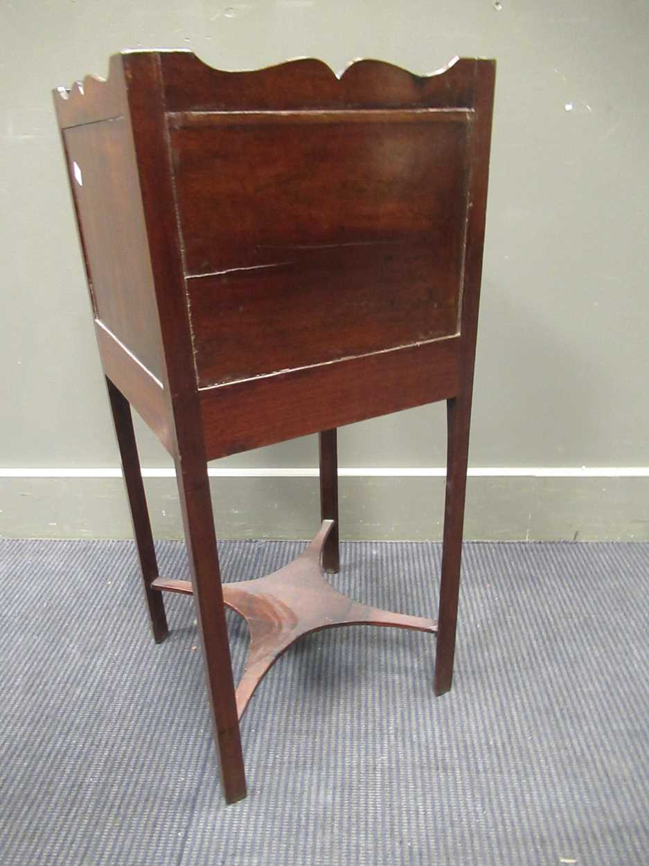 A 19th century mahogany tray topped bedside cabinet with single drawer, 75.5 x 34 x 33cm - Image 4 of 6