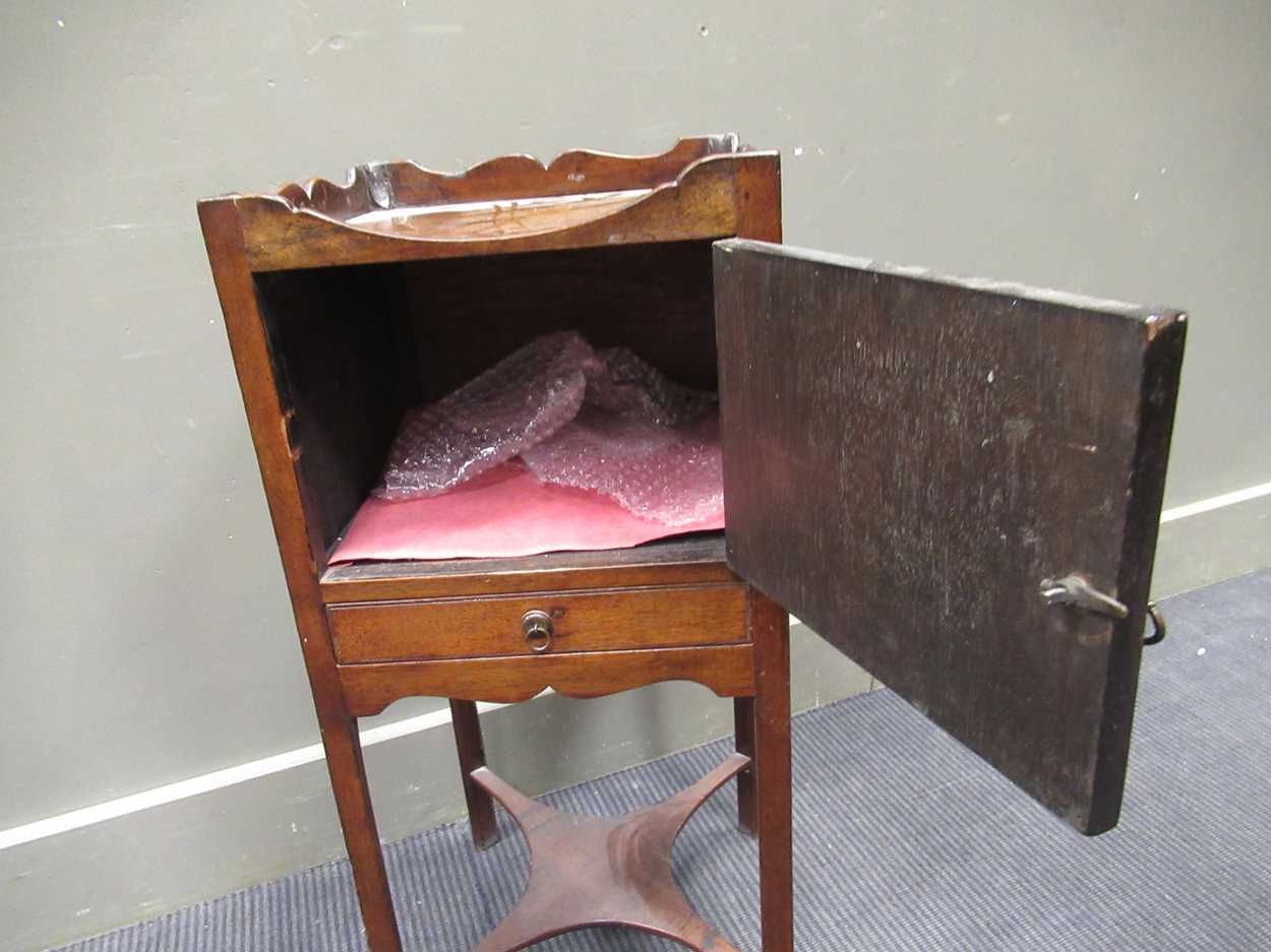 A 19th century mahogany tray topped bedside cabinet with single drawer, 75.5 x 34 x 33cm - Image 6 of 6