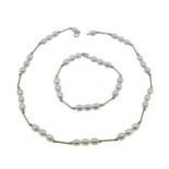 A pearl necklace and bracelet suite,