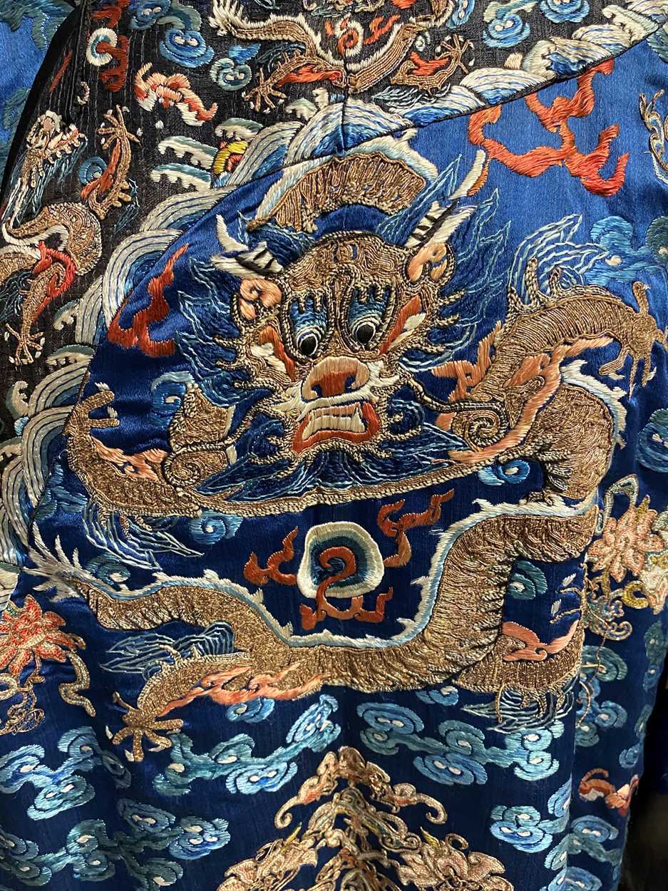 A Chinese Kesi dragon robe, late Qing Dynasty, - Bild 5 aus 32