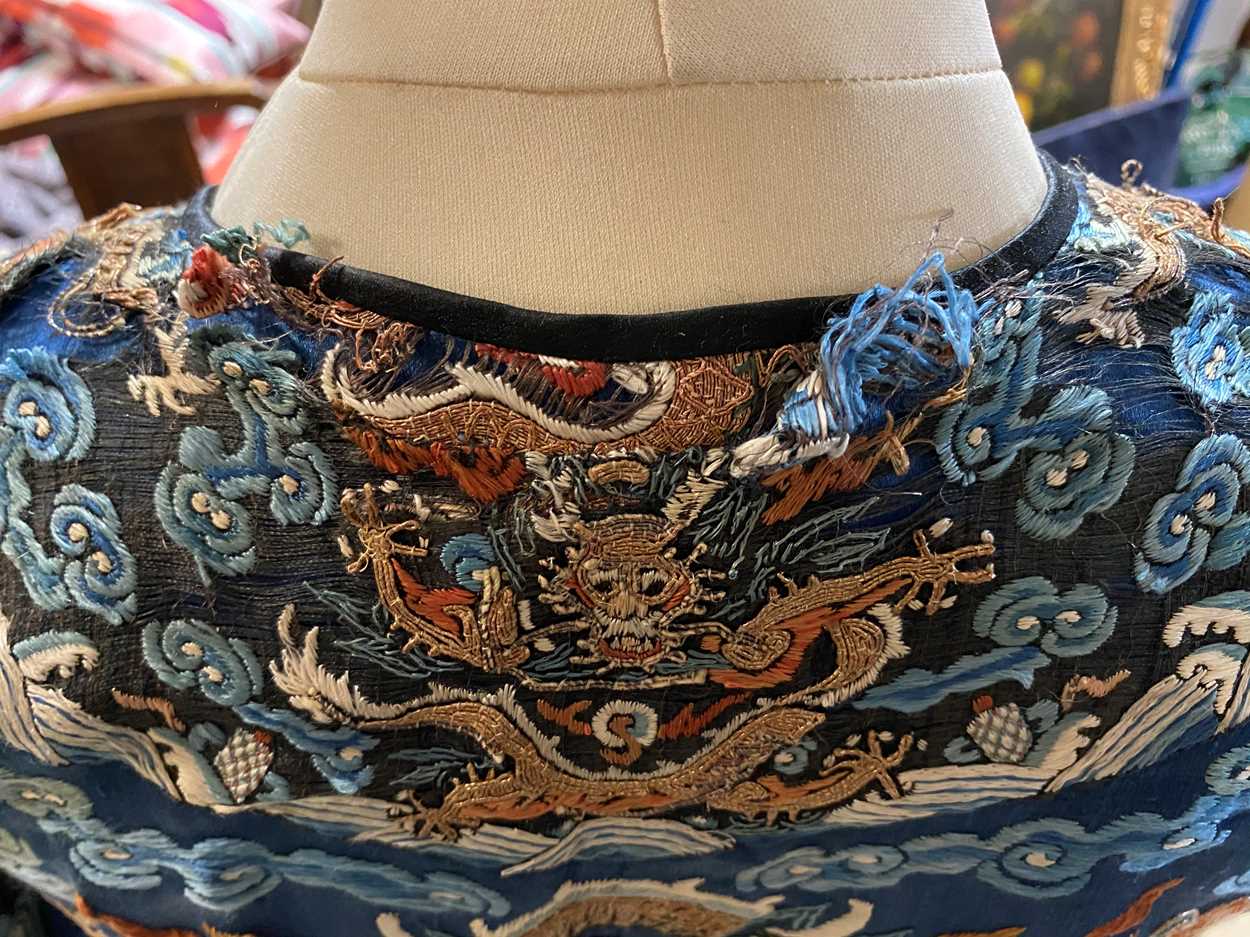 A Chinese Kesi dragon robe, late Qing Dynasty, - Bild 4 aus 32