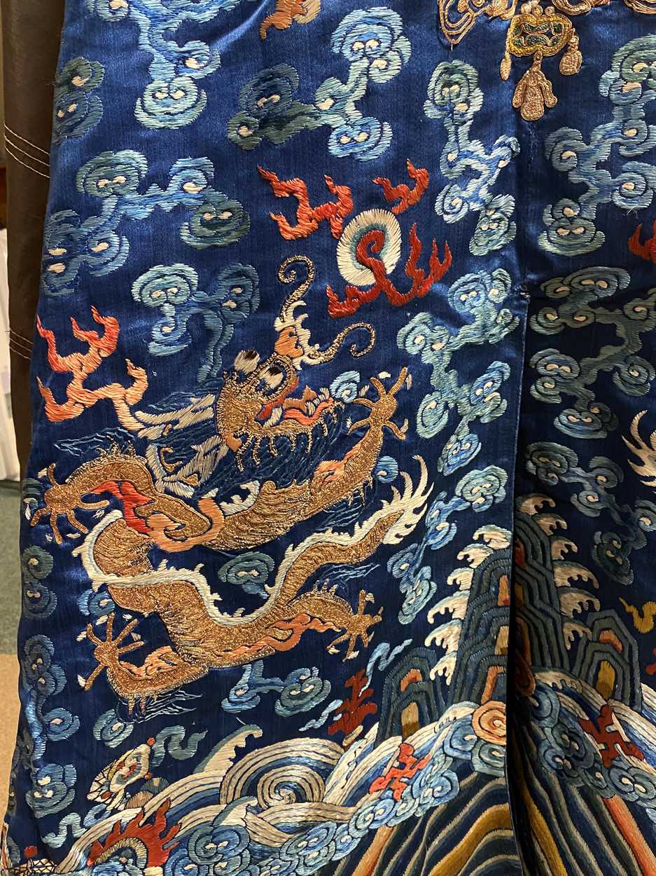 A Chinese Kesi dragon robe, late Qing Dynasty, - Bild 8 aus 32