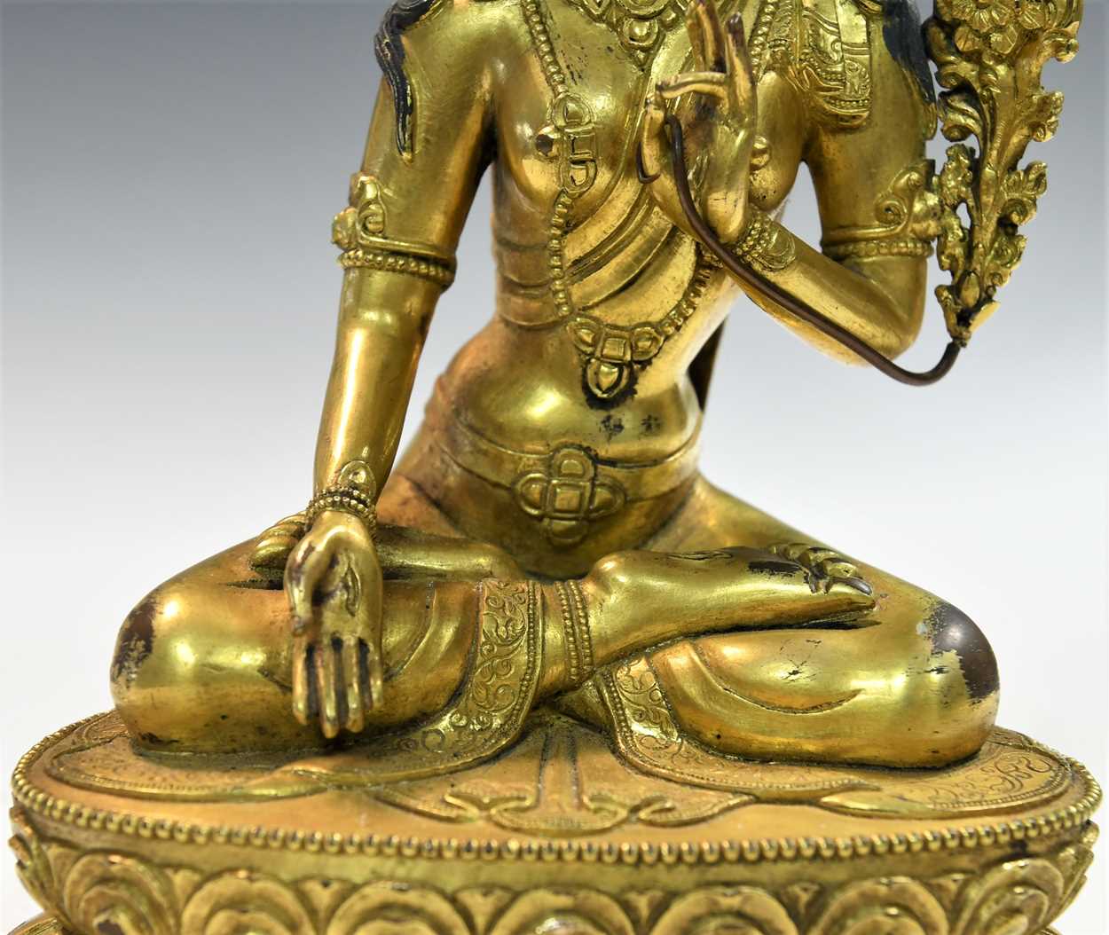 A Chinese gilt bronze figure of the seated Maitreya, - Bild 4 aus 8